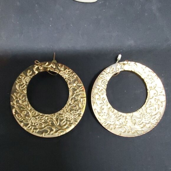 Vintage Dangling Cream & Gold Floral Hoop Earrings - Picture 4 of 4